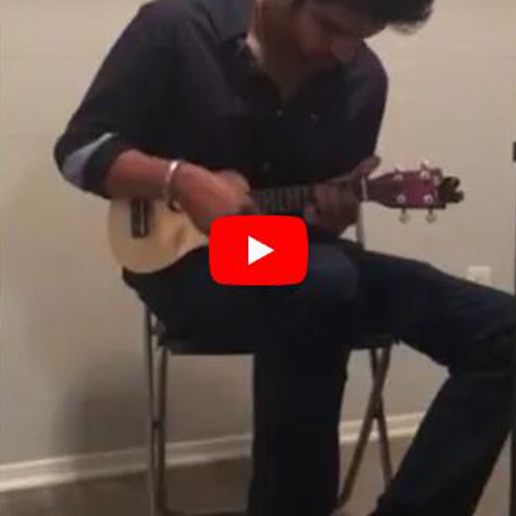 Ukulele arco-íris tocando